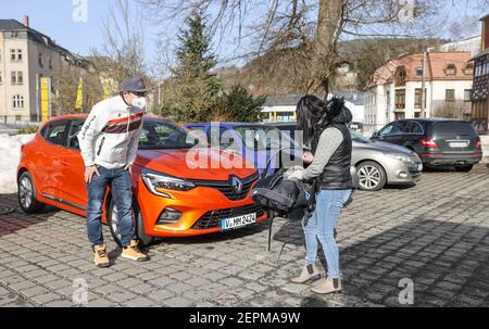 24 février 2021, Saxe, Klingenthal: Matthias Müller ne peut voir que son fils, qui n'a que quelques semaines, et sa petite amie Gabriela à distance dans un parking à la frontière avec la République tchèque. Le voyage à travers la frontière germano-tchèque fait normalement partie de sa vie quotidienne. Maintenant la famille est séparée. La mère est enregistrée auprès du bébé dans le système de santé tchèque et ne peut pas aller en Allemagne, le père doit travailler en Allemagne et ne peut pas se permettre une quarantaine de 14 jours après une visite. Toutefois, l'État libre de Saxe n'ajoutera pas d'autres exemptions à l'ordonnance de quarantaine de Corona. Banque D'Images