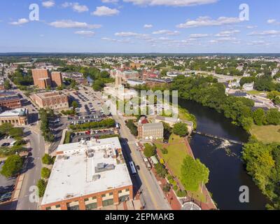 Hôtel de ville de Pawtucket sur Roosevelt Avenue, William E Tolman High School et Blackstone River vue aérienne dans le centre-ville de Pawtucket, Rhode Island RI, États-Unis. Banque D'Images