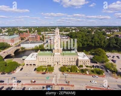 Hôtel de ville de Pawtucket sur Roosevelt Avenue, William E Tolman High School et Blackstone River vue aérienne dans le centre-ville de Pawtucket, Rhode Island RI, États-Unis. Banque D'Images