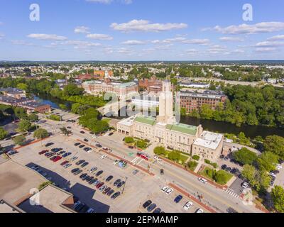 Hôtel de ville de Pawtucket sur Roosevelt Avenue, William E Tolman High School et Blackstone River vue aérienne dans le centre-ville de Pawtucket, Rhode Island RI, États-Unis. Banque D'Images