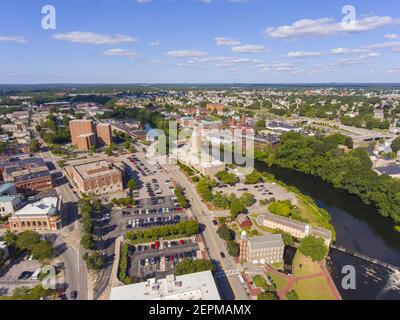 Hôtel de ville de Pawtucket sur Roosevelt Avenue, William E Tolman High School et Blackstone River vue aérienne dans le centre-ville de Pawtucket, Rhode Island RI, États-Unis. Banque D'Images