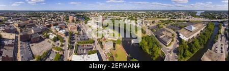 Hôtel de ville de Pawtucket sur Roosevelt Avenue, William E Tolman High School et vue aérienne panoramique sur la rivière Blackstone dans le centre-ville de Pawtucket, Rhode Island RI Banque D'Images