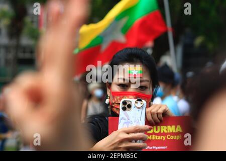 Taipei, Taipei, Taïwan. 28 février 2021. Un partisan bernois de la Ligue nationale pour la démocratie prend des photos lors d'une marche pour protester contre le coup d'État militaire en cours au Myanmar et pour demander la libération du dirigeant civil Aung San Suu Kyi, à l'Université nationale de Taiwan. La marche, selon l'organisateur, est destinée à se tenir en solidarité avec les manifestants qui ont été blessés et enterrés lors des mesures de répression militaires à travers le Myanmar et appelant à une plus grande attention internationale à la situation du coup d'État qui a eu lieu début février (Credit image: © Daniel Ceng Shou-Yi/ZUMA Banque D'Images