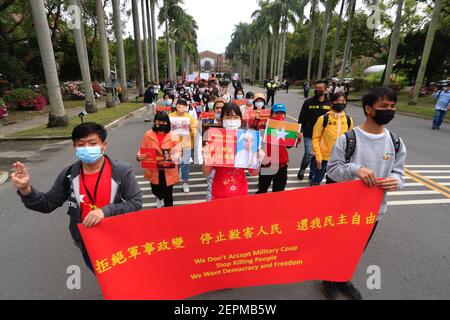 Taipei, Taipei, Taïwan. 28 février 2021. Des centaines d'étudiants, de résidents et de partisans birmans de la Ligue nationale pour la démocratie qui restent à Taiwan manifestent contre le coup d'État militaire en cours au Myanmar et demandent la libération du chef civil Aung San Suu Kyi à la National Taiwan. Selon l'organisateur, l'université The march a pour but de se tenir en solidarité avec les manifestants qui ont été blessés et enterrés lors de la répression militaire à travers le Myanmar et d'appeler à une plus grande attention internationale sur la situation du coup d'État qui a eu lieu début février (Credit image: Banque D'Images