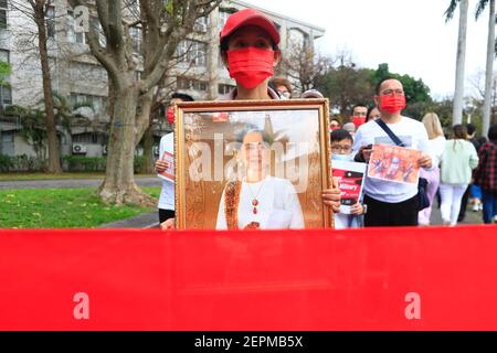 Taipei, Taipei, Taïwan. 28 février 2021. Les partisans bernois de la Ligue nationale pour la démocratie tiennent des portraits d'Aung San sui Kyi lors d'une marche pour protester contre le coup d'État militaire en cours au Myanmar et pour demander la libération du dirigeant civil Aung San Suu Kyi, à l'Université nationale de Taiwan. La marche, selon l'organisateur, est destinée à se tenir en solidarité avec les manifestants qui ont été blessés et enterrés lors des mesures de répression militaires à travers le Myanmar et appelant à une plus grande attention internationale à la situation du coup d'État qui a eu lieu début février (Credit image: © Danie Banque D'Images