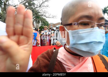 Taipei, Taipei, Taïwan. 28 février 2021. Les partisans bernois de la Ligue nationale pour la démocratie se mettent à trois doigts lors d’une marche pour protester contre le coup d’État militaire en cours au Myanmar et pour demander la libération du chef civil Aung San Suu Kyi, à l’Université nationale de Taiwan. La marche, selon l'organisateur, est destinée à se tenir en solidarité avec les manifestants qui ont été blessés et enterrés lors des mesures de répression militaires à travers le Myanmar et appelant à une plus grande attention internationale à la situation du coup d'État qui a eu lieu début février (Credit image: © Daniel Cing Banque D'Images