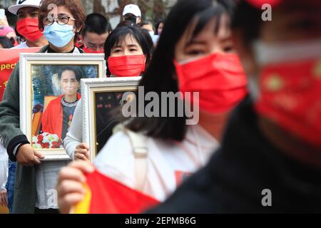 Taipei, Taipei, Taïwan. 28 février 2021. Les partisans bernois de la Ligue nationale pour la démocratie tiennent des portraits d'Aung San sui Kyi lors d'une marche pour protester contre le coup d'État militaire en cours au Myanmar et pour demander la libération du dirigeant civil Aung San Suu Kyi, à l'Université nationale de Taiwan. La marche, selon l'organisateur, est destinée à se tenir en solidarité avec les manifestants qui ont été blessés et enterrés lors des mesures de répression militaires à travers le Myanmar et appelant à une plus grande attention internationale à la situation du coup d'État qui a eu lieu début février (Credit image: © Danie Banque D'Images