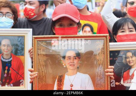 Taipei, Taipei, Taïwan. 28 février 2021. Les partisans bernois de la Ligue nationale pour la démocratie tiennent des portraits d'Aung San sui Kyi lors d'une marche pour protester contre le coup d'État militaire en cours au Myanmar et pour demander la libération du dirigeant civil Aung San Suu Kyi, à l'Université nationale de Taiwan. La marche, selon l'organisateur, est destinée à se tenir en solidarité avec les manifestants qui ont été blessés et enterrés lors des mesures de répression militaires à travers le Myanmar et appelant à une plus grande attention internationale à la situation du coup d'État qui a eu lieu début février (Credit image: © Danie Banque D'Images