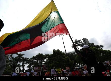 Taipei, Taipei, Taïwan. 28 février 2021. Les partisans bernois de la Ligue nationale pour la démocratie branchent les drapeaux du Myanmar lors d’une marche pour protester contre le coup d’État militaire en cours au Myanmar et pour demander la libération du chef civil Aung San Suu Kyi, à l’Université nationale de Taiwan. La marche, selon l'organisateur, est destinée à se tenir en solidarité avec les manifestants qui ont été blessés et enterrés lors des mesures de répression militaires à travers le Myanmar et appelant à une plus grande attention internationale à la situation du coup d'État qui a eu lieu début février (Credit image: © Daniel Ceng Shou-Y Banque D'Images