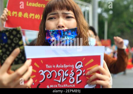 Taipei, Taipei, Taïwan. 28 février 2021. Les partisans bernois de la Ligue nationale pour la démocratie scandent des slogans au cours d'une marche pour protester contre le coup d'État militaire en cours au Myanmar et pour demander la libération du chef civil Aung San Suu Kyi, à l'Université nationale de Taiwan. La marche, selon l'organisateur, vise à se tenir en solidarité avec les manifestants qui ont été blessés et enterrés lors des mesures de répression militaires à travers le Myanmar et à appeler à une plus grande attention internationale sur la situation du coup d'État qui a eu lieu début février (Credit image: © Daniel Ceng Shou-Yi/ZUMA W Banque D'Images