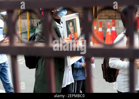 Taipei, Taipei, Taïwan. 28 février 2021. Les partisans bernois de la Ligue nationale pour la démocratie scandent des slogans au cours d'une marche pour protester contre le coup d'État militaire en cours au Myanmar et pour demander la libération du chef civil Aung San Suu Kyi, à l'Université nationale de Taiwan. La marche, selon l'organisateur, vise à se tenir en solidarité avec les manifestants qui ont été blessés et enterrés lors des mesures de répression militaires à travers le Myanmar et à appeler à une plus grande attention internationale sur la situation du coup d'État qui a eu lieu début février (Credit image: © Daniel Ceng Shou-Yi/ZUMA W Banque D'Images