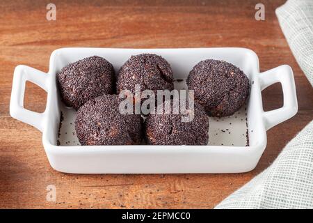 les boulettes de gâteau brun sucré cuites au four sont enrobées de pâte ou de sirop et recouvertes de graines de pavot. Ce dessert s'appelle Hashasli tatli (traditio Banque D'Images