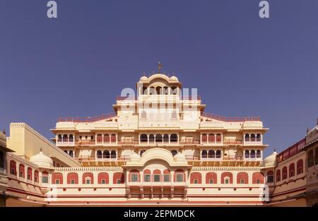 Vue à angle bas de Chandra Mahal de Pritam Niwas Chowk sous le ciel bleu à l'intérieur du palais de la ville. Banque D'Images