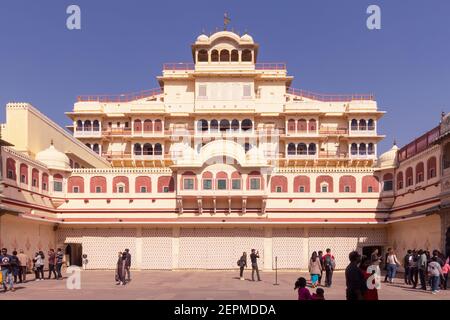Tourisme ayant vue sur Chandra Mahal dans Pritam Niwas Chowk sous le ciel bleu à l'intérieur du palais de la ville. Banque D'Images