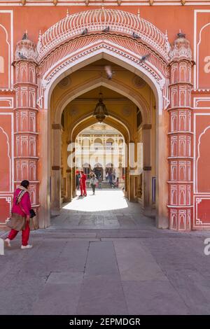 Autre vue de côté de la porte de Rajendra Pol qui relie la cour de Mubarak Mahal à l'intérieur du palais de la ville. Banque D'Images