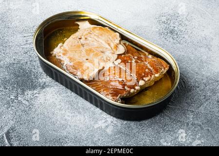 Filets de saumon fumé ensemble de poissons en conserve, en boîte, sur fond gris Banque D'Images
