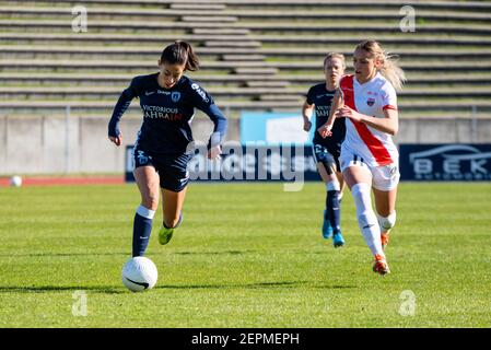 Clara Mateo du FC Paris et Louise Fleury d'EA Guingamp se battent pour le ballon lors du championnat de France des femmes D1 Arkema match de football entre le FC Paris et EA Guingamp le 27 février 2021 au stade Robert Bobin de Bondoufle, France - photo Antoine Massinon / A2M Sport Consulting / DPPI / LiveMedia Banque D'Images