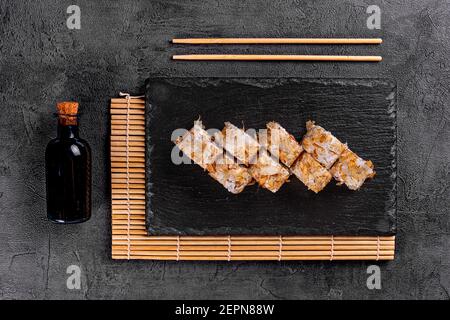 Sushi au saumon, au concombre et au caviar. Saupoudrer de copeaux de thon Banque D'Images