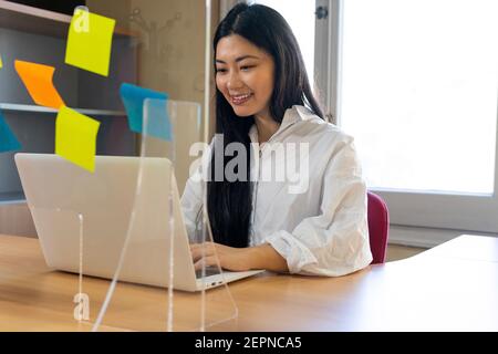 happy ethnic femme indépendant indépendant freelance dans les lunettes de vue pc portable à la maison Banque D'Images