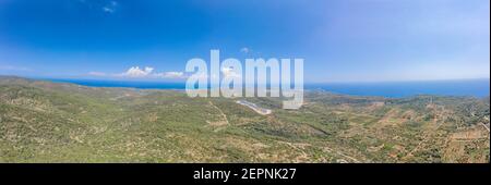 Vue panoramique aérienne de l'île de vis Adriatique littoral horizon près Zena Glava village en Croatie été Banque D'Images