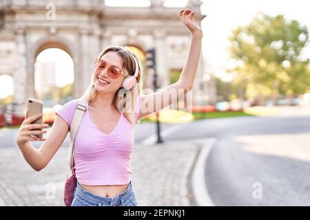 Par la fenêtre de femme insouciante assise sur le pont de catamaran de voile appréciant les vacances d'été en mer Banque D'Images