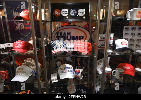 Orlando, États-Unis. 27 février 2021. Les chapeaux de Donald Trump et les marchandises connexes sont exposés à la Conférence d'action politique conservatrice de 2021 au Hyatt Regency. L'ancien président américain Donald Trump devrait prendre la parole le dernier jour de la conférence. Crédit : SOPA Images Limited/Alamy Live News Banque D'Images