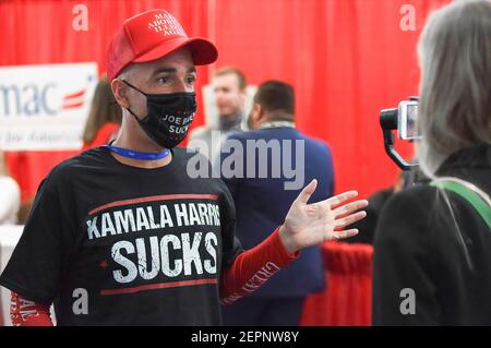 Orlando, États-Unis. 27 février 2021. Jonathan riches est interviewé par une femme à la Conférence d'action politique conservatrice de 2021 au Hyatt Regency. L'ancien président américain Donald Trump devrait prendre la parole le dernier jour de la conférence. Crédit : SOPA Images Limited/Alamy Live News Banque D'Images