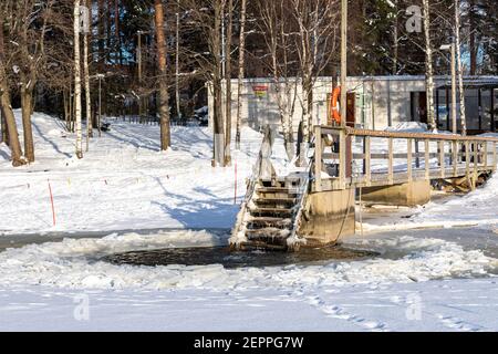 Avanto ou trou dans la glace pour la baignade d'hiver à la plage de Munkkiniemenranta dans le quartier de Munkkiniemi à Helsinki, en Finlande Banque D'Images