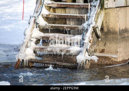 Escaliers glacés menant à un trou dans la glace pour la baignade en hiver sur la plage de Munkkiniemenranta dans le quartier de Munkkiniemi à Helsinki, en Finlande Banque D'Images