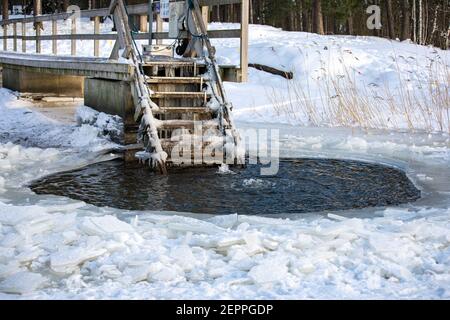 Avantito ou trou de baignade pour la baignade en hiver à Munkkiniemenranta dans le quartier de Munkkiniemi à Helsinki, en Finlande Banque D'Images