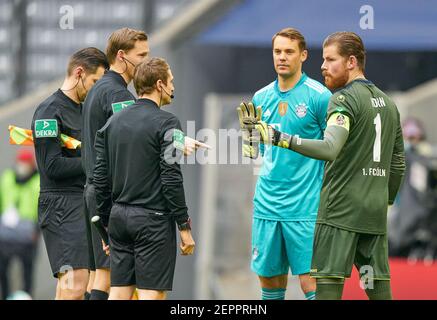 Munich, Allemagne. 27 février 2021. Manuel NEUER, gardien de but FCB 1 Timo HORN, 1.FCK 1 Referee Martin Petersen avec sifflet, gestes, spectacles, montre, action individuelle, Schiedsrichter, Hauptschiedsrichter, Auslosung, Seitenwahl, dans le match FC BAYERN MUENCHEN - 1.FC KOELN 5-1 1.Ligue allemande de football le 27 février 2021 à Munich, Allemagne saison 2020/2021, match jour 23, 1.Bundesliga, FCB, München, 23.Spieltag, Köln. © Peter Schatz / Alamy Live News - LE RÈGLEMENT DFL INTERDIT TOUTE UTILISATION DE PHOTOGRAPHIES comme SÉQUENCES D'IMAGES et/ou QUASI-VIDÉO - Banque D'Images