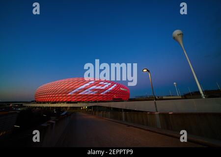 Munich, Allemagne. 27 février 2021. FC Bayern fête son anniversaire en 121. Et illumine l'Allianz Arena dans le match FC BAYERN MUENCHEN - 1.FC KOELN 5-1 1.Ligue allemande de football le 27 février 2021 à Munich, Allemagne saison 2020/2021, match jour 23, 1.Bundesliga, FCB, München, 23.Spieltag, Köln. © Peter Schatz / Alamy Live News - LE RÈGLEMENT DFL INTERDIT TOUTE UTILISATION DE PHOTOGRAPHIES comme SÉQUENCES D'IMAGES et/ou QUASI-VIDÉO - Banque D'Images