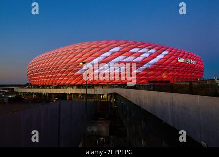 Munich, Allemagne. 27 février 2021. FC Bayern fête son anniversaire en 121. Et illumine l'Allianz Arena dans le match FC BAYERN MUENCHEN - 1.FC KOELN 5-1 1.Ligue allemande de football le 27 février 2021 à Munich, Allemagne saison 2020/2021, match jour 23, 1.Bundesliga, FCB, München, 23.Spieltag, Köln. © Peter Schatz / Alamy Live News - LE RÈGLEMENT DFL INTERDIT TOUTE UTILISATION DE PHOTOGRAPHIES comme SÉQUENCES D'IMAGES et/ou QUASI-VIDÉO - Banque D'Images