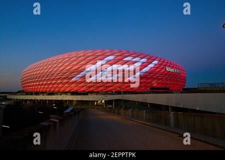 Munich, Allemagne. 27 février 2021. FC Bayern fête son anniversaire en 121. Et illumine l'Allianz Arena dans le match FC BAYERN MUENCHEN - 1.FC KOELN 5-1 1.Ligue allemande de football le 27 février 2021 à Munich, Allemagne saison 2020/2021, match jour 23, 1.Bundesliga, FCB, München, 23.Spieltag, Köln. © Peter Schatz / Alamy Live News - LE RÈGLEMENT DFL INTERDIT TOUTE UTILISATION DE PHOTOGRAPHIES comme SÉQUENCES D'IMAGES et/ou QUASI-VIDÉO - Banque D'Images