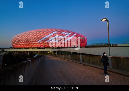 Munich, Allemagne. 27 février 2021. FC Bayern fête son anniversaire en 121. Et illumine l'Allianz Arena dans le match FC BAYERN MUENCHEN - 1.FC KOELN 5-1 1.Ligue allemande de football le 27 février 2021 à Munich, Allemagne saison 2020/2021, match jour 23, 1.Bundesliga, FCB, München, 23.Spieltag, Köln. © Peter Schatz / Alamy Live News - LE RÈGLEMENT DFL INTERDIT TOUTE UTILISATION DE PHOTOGRAPHIES comme SÉQUENCES D'IMAGES et/ou QUASI-VIDÉO - Banque D'Images