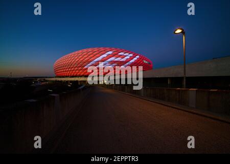 Munich, Allemagne. 27 février 2021. FC Bayern fête son anniversaire en 121. Et illumine l'Allianz Arena dans le match FC BAYERN MUENCHEN - 1.FC KOELN 5-1 1.Ligue allemande de football le 27 février 2021 à Munich, Allemagne saison 2020/2021, match jour 23, 1.Bundesliga, FCB, München, 23.Spieltag, Köln. © Peter Schatz / Alamy Live News - LE RÈGLEMENT DFL INTERDIT TOUTE UTILISATION DE PHOTOGRAPHIES comme SÉQUENCES D'IMAGES et/ou QUASI-VIDÉO - Banque D'Images