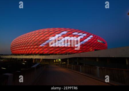 Munich, Allemagne. 27 février 2021. FC Bayern fête son anniversaire en 121. Et illumine l'Allianz Arena dans le match FC BAYERN MUENCHEN - 1.FC KOELN 5-1 1.Ligue allemande de football le 27 février 2021 à Munich, Allemagne saison 2020/2021, match jour 23, 1.Bundesliga, FCB, München, 23.Spieltag, Köln. © Peter Schatz / Alamy Live News - LE RÈGLEMENT DFL INTERDIT TOUTE UTILISATION DE PHOTOGRAPHIES comme SÉQUENCES D'IMAGES et/ou QUASI-VIDÉO - Banque D'Images