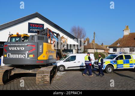 Dymchurch, Kent, Royaume-Uni. 28 février 2021. Les voleurs enhardis ont tenté un RAID audacieux sur ce Tesco express dans la rue Dymchurch Hugh après avoir conduit une excavatrice sur chenilles Volvo ECR235E dans les premières heures de la matinée, lors d'une tentative de vol en espèces. Un magasin a été laissé avec des "dommages importants" dans une tentative infructueuse de déchirer une machine à billets avec un creuseur, selon la police. Un coin du bâtiment se trouve en tatters. On croyait que le creuseur avait été volé à Dymchurch Beach. Crédit photo : Paul Lawrenson/Alay Live News Banque D'Images