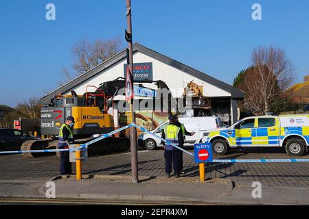 Dymchurch, Kent, Royaume-Uni. 28 février 2021. Les voleurs enhardis ont tenté un RAID en bélier audacieux sur ce Tesco express à Dymchurch Hugh Street, après avoir conduit une excavatrice sur chenilles Volvo ECR235E dans les premières heures de la matinée lors d'une tentative de vol en espèces. Un magasin a été laissé avec des "dommages importants" dans une tentative infructueuse de déchirer une machine à billets avec un creuseur, selon la police. Un coin du bâtiment se trouve en tatters. On croyait que le creuseur avait été volé à Dymchurch Beach. Crédit photo : Paul Lawrenson/Alay Live News Banque D'Images