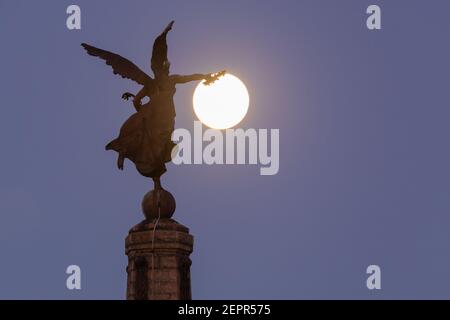 Aberystwyth, Ceredigion, pays de Galles, Royaume-Uni. 28 février 2021 Royaume-Uni Météo: Clair matin gelé alors que la pleine lune commence à se coucher derrière le mémorial de guerre d'Aberystwyth et sur la côte ouest. © Ian Jones/Alamy Live News Banque D'Images