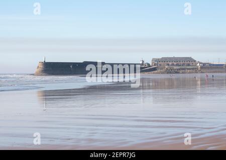 Coney Beach Porthcawl avec Porthcawl Breakwater et Light House Banque D'Images