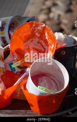 beaucoup de sundae sales sur le tas de déchets sur une poubelle Banque D'Images