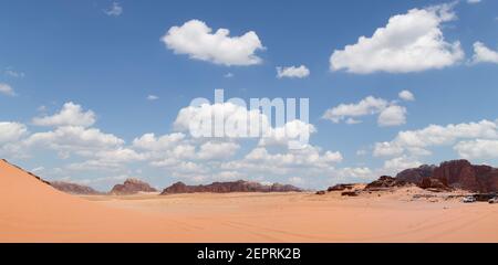 Désert de Wadi Rum (vue panoramique) Également connu sous le nom de la vallée de la Lune est un vallée coupée dans la roche de grès et de granit dans le sud Jordan 60 km à Banque D'Images