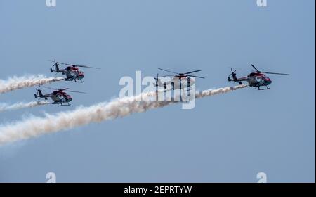 L'équipe d'exposition aérienne de l'hélicoptère de la Force aérienne indienne Sarang en formation volant HAL Dhruv. Banque D'Images