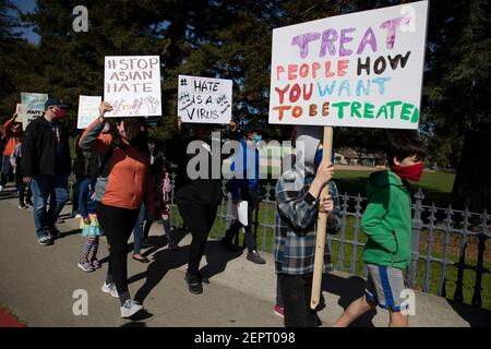 San Mateo, États-Unis. 27 février 2021. Les gens participent à un rassemblement contre les crimes de haine anti-asiatiques à San Mateo, Californie, États-Unis, le 27 février 2021. Des hauts fonctionnaires du ministère de la Justice des États-Unis ont déclaré vendredi que la récente vague de violence et d'incidents haineux contre les Américains asiatiques dans le pays est inacceptable, promettant d'enquêter sur ces cas et d'autres crimes haineux. Credit: Li Jianguo/Xinhua/Alay Live News Banque D'Images