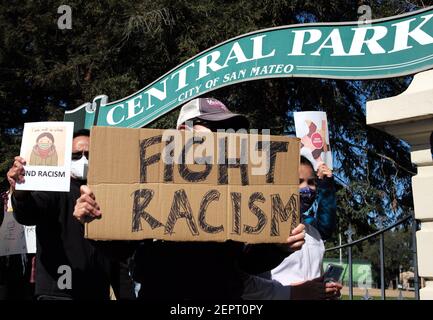 San Mateo, États-Unis. 27 février 2021. Les gens participent à un rassemblement contre les crimes de haine anti-asiatiques à San Mateo, Californie, États-Unis, le 27 février 2021. Des hauts fonctionnaires du ministère de la Justice des États-Unis ont déclaré vendredi que la récente vague de violence et d'incidents haineux contre les Américains asiatiques dans le pays est inacceptable, promettant d'enquêter sur ces cas et d'autres crimes haineux. Crédit : Wu Xiaoling/Xinhua/Alay Live News Banque D'Images