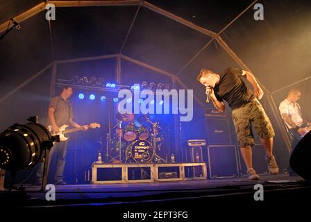 La banque Tewkesbury Ska-punk Spunge et le chanteur Alex Copeland se sont produits sur scène au festival « Over the Rainbow » de l'abbaye de Tewkesbury, exactement un an après les inondations dévastatrices de 2007 qui ont balayé la ville. Banque D'Images