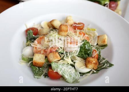 Assiette avec salade César au restaurant Banque D'Images