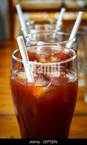 verre de thé glacé spécial sur une table en bois Banque D'Images
