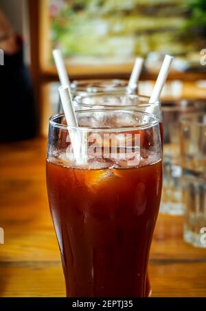 verre de thé glacé spécial sur une table en bois Banque D'Images